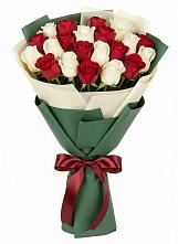 Букет Микс из красных и белых роз в Чинаре