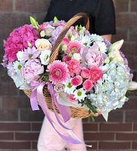 Цветочная композиция из Розы, Хризантемы, Пионы и Лизиантусы в корзине в Чинаре