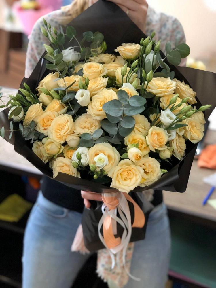 Букет цветов из: Розы и Лизиантусы в Чинаре