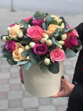 Цветочная композиция из Розы в шляпной коробке в Чинаре