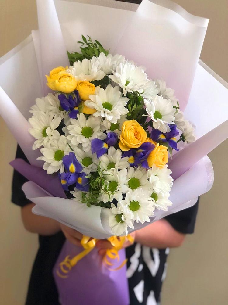 Букет цветов из: Ирисы, Хризантемы и Розы в Чинаре