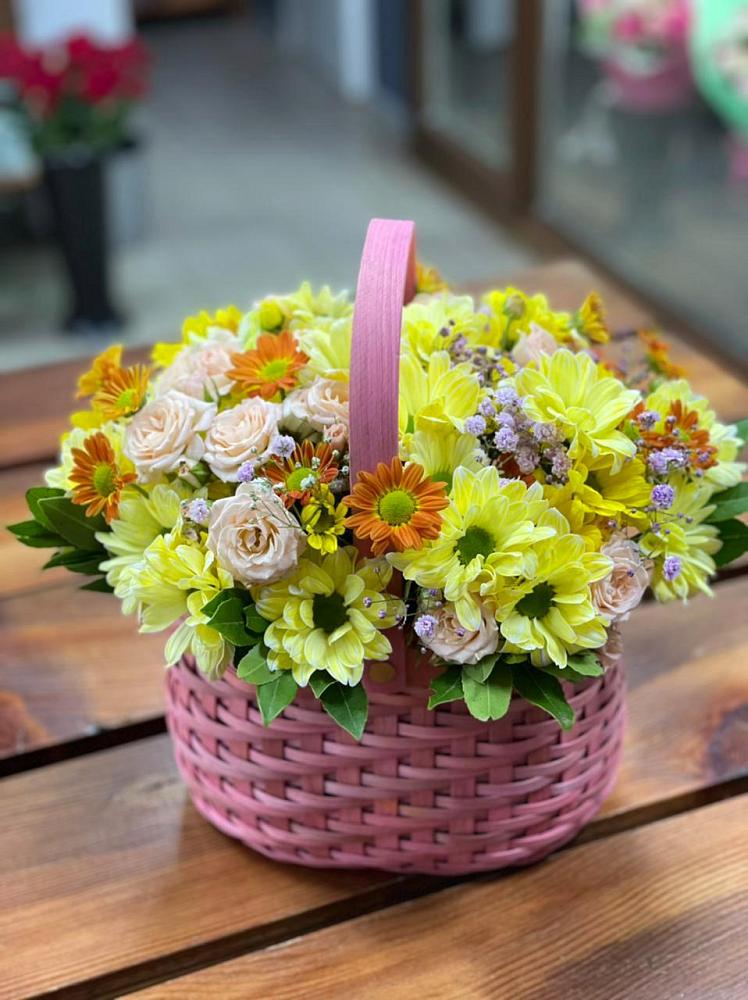 Цветочная композиция из Хризантемы и Розы в корзине в Чинаре