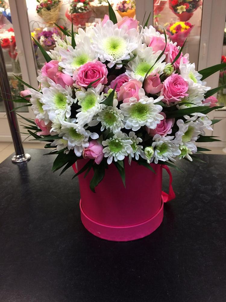 Цветочная композиция из Розы и Хризантемы в шляпной коробке в Чинаре