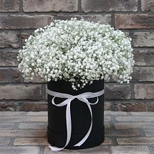 Цветочная композиция из Гипсофила в шляпной коробке в Чинаре