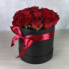 Цветочная композиция из Розы в шляпной коробке в Чинаре