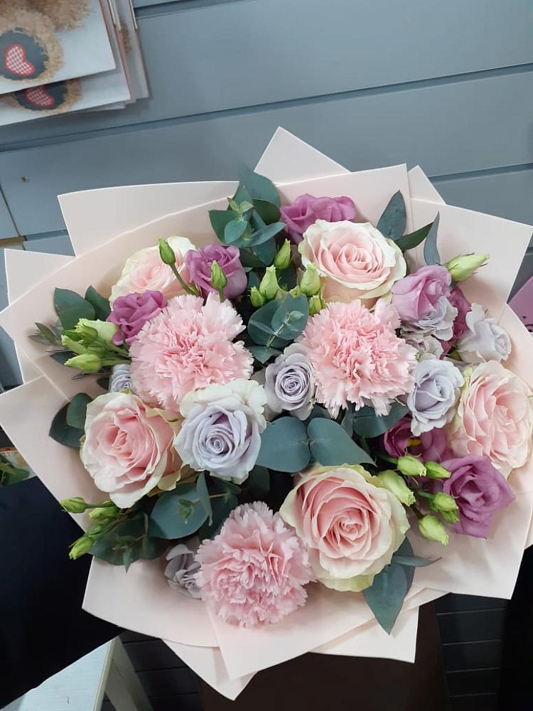 Букет цветов из: Розы, Гвоздики и Лизиантусы в Чинаре