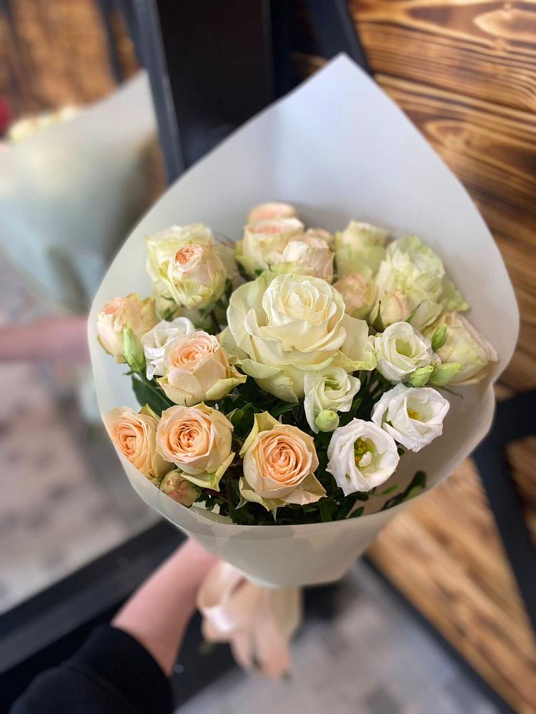 Букет цветов из: Розы и Лизиантусы в Чинаре